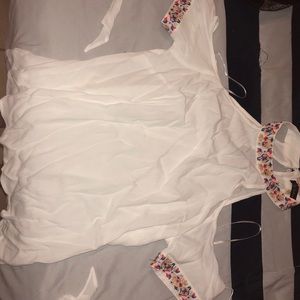 Flowy white decorated blouse